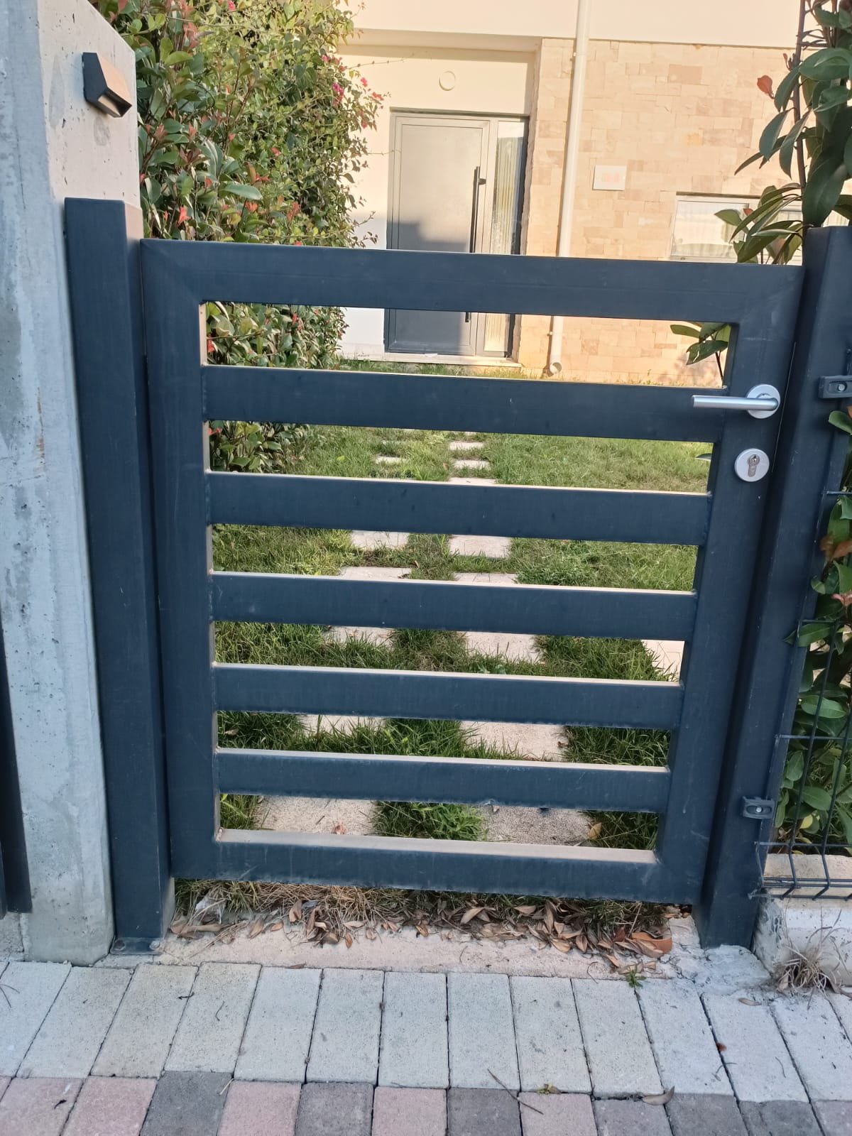 Punime hekuri: porta, kangjella dhe struktura metalike